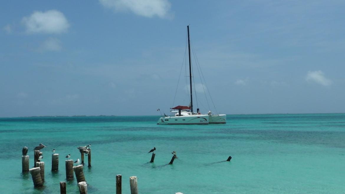 Notre TS50 au mouillage aux Roques Notre TS50 au mouillage aux Roques