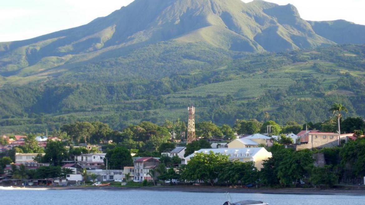 Vue de la Montagne Pelée depuis la rade de Saint-Pierre Vue de la Montagne Pelée depuis la rade de Saint-Pierre