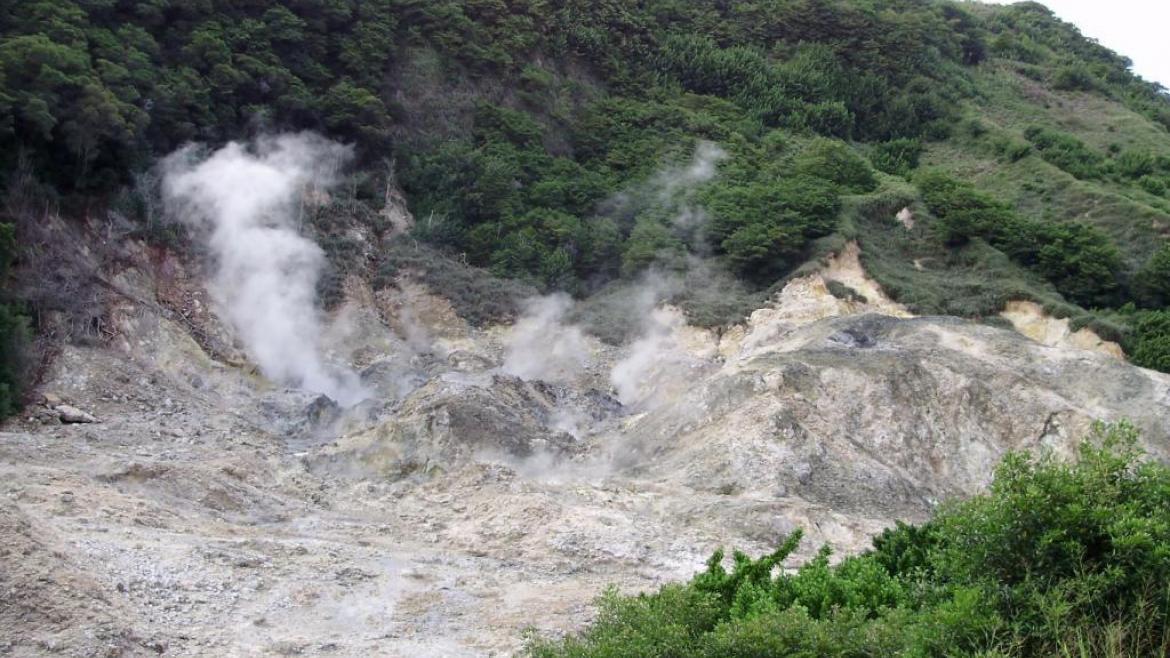 Le souffre émanant du cratère de la Soufrière Le souffre émanant du cratère de la Soufrière