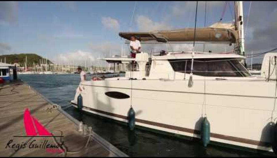 Manoeuvre en catamaran pour accostage au ponton avec Regis Guillemot Charter
