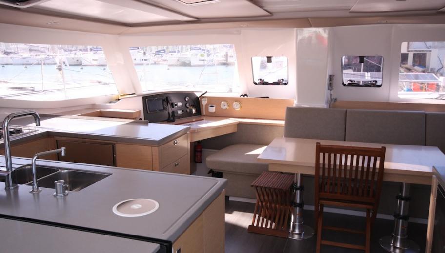 Un carré spacieux, Hélia 44 Un carré spacieux, Hélia 44