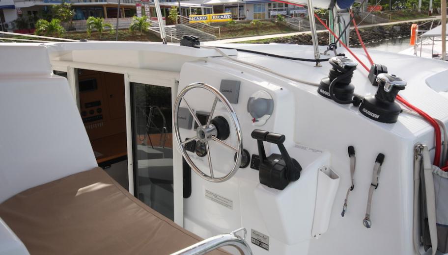 Mahé 36 helm station Mahé 36 helm station