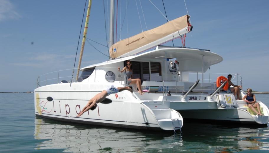 Lipari 41 au mouillage Lipari 41 au mouillage