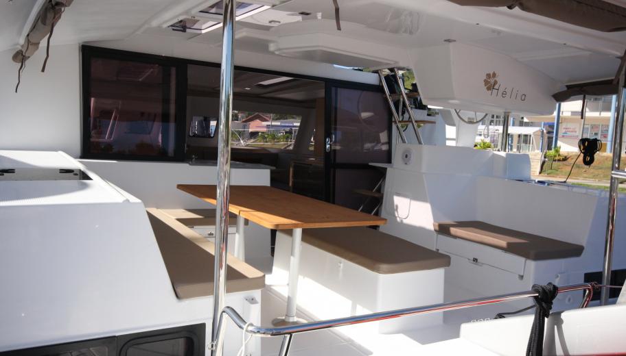 Large cockpit, Hélia 44 Large cockpit, Hélia 44