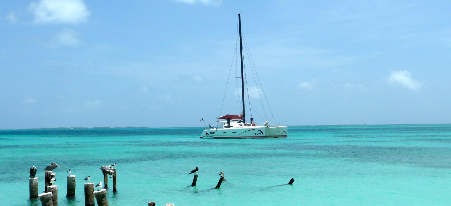 TS 50 au mouillage dans les eaux turquoise des Caraïbes