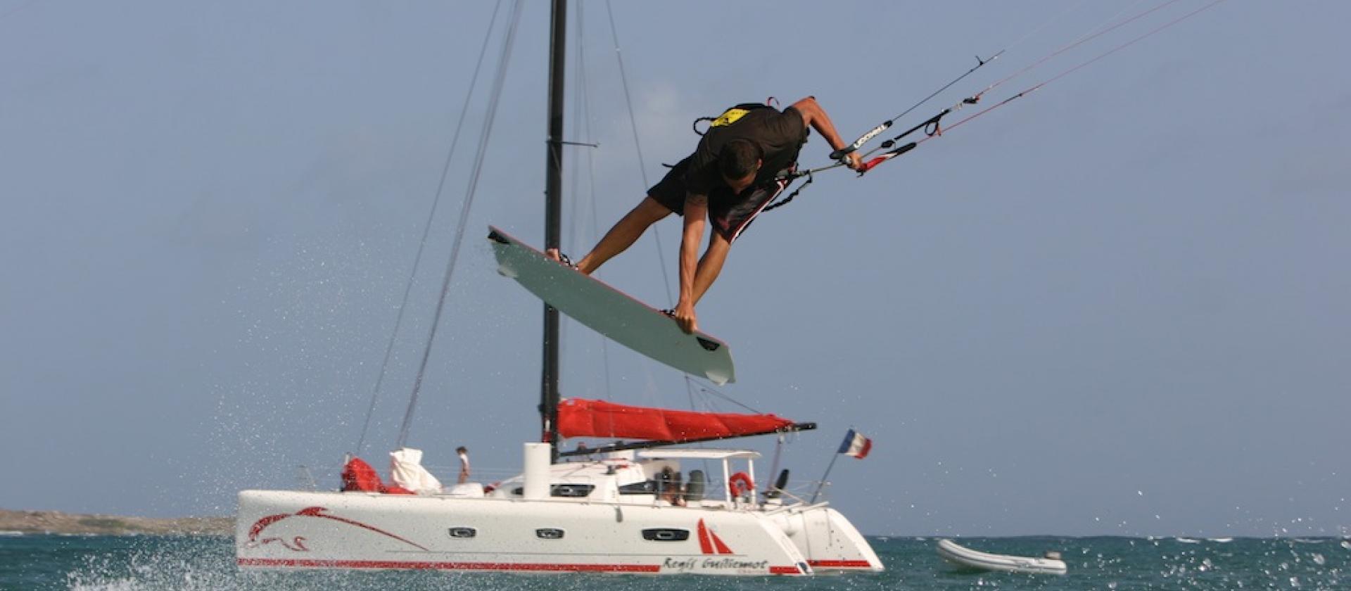 Kitesurf en action et TS 50 au mouillage Kitesurf en action et TS 50 au mouillage