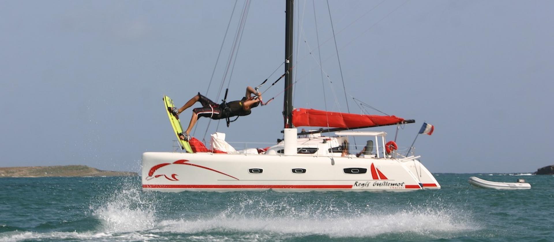 TS 50 en navigation et kite-surfeur TS 50 en navigation et kite-surfeur